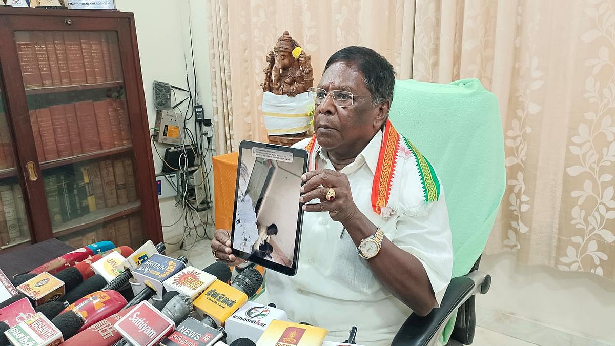 புதுச்சேரி: “போலி பத்திரம்.. மக்கள் சொத்துக்கு பாதுகாப்பில்லை..” - ஆதாரத்துடன் நாராயணசாமி குற்றச்சாட்டு!