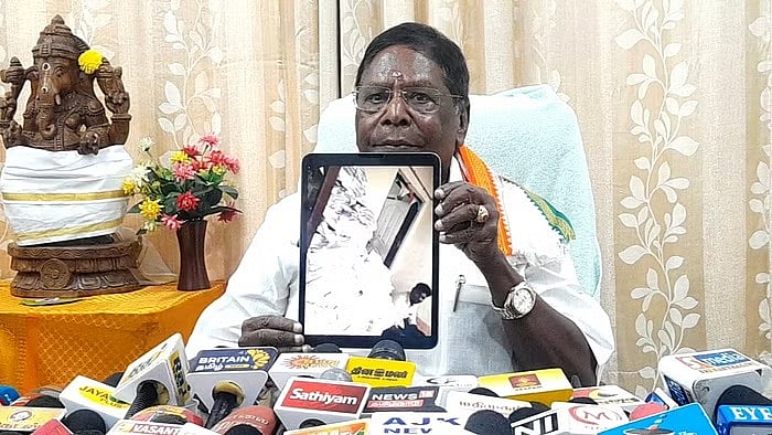 புதுச்சேரி: “போலி பத்திரம்.. மக்கள் சொத்துக்கு பாதுகாப்பில்லை..” - ஆதாரத்துடன் நாராயணசாமி குற்றச்சாட்டு!