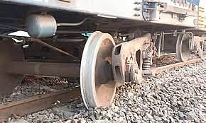 காஞ்சி : கட்டுப்பாட்டை இழந்த இரயில்.. தண்டவாளத்தில் இருந்து சுவரை உடைத்து சாலையில் புகுந்ததால் அதிர்ச்சி!