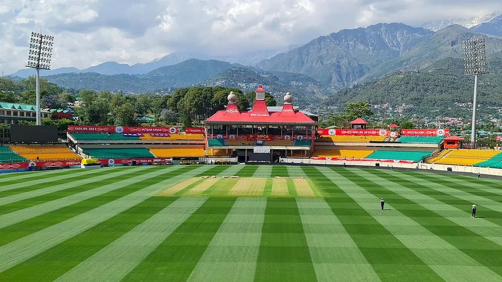 "மோசமாக இருக்கிறது, இதில் எப்படி பீல்டிங் செய்ய முடியும் ? "-சர்ச்சையில் சிக்கிய உலகக்கோப்பை மைதானம் !