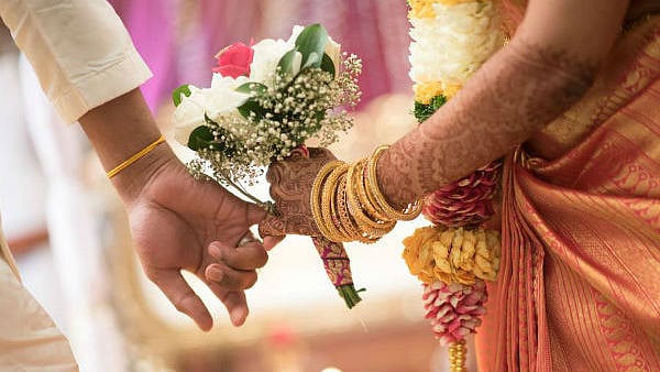 62 வயது தந்தைக்கு திருமணம் செய்து வைத்த மகள்கள் : கேரளாவில் நடந்த நெகிழ்ச்சி சம்பவம்!