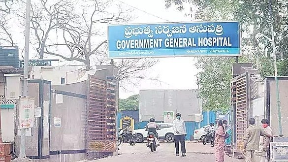 மருத்துவமனையில் உயிரிழந்த மகன் :  உடலை 40 கி.மீ பைக்கில் எடுத்துச் சென்ற தந்தை -  ஆந்திராவில் அவலம்!