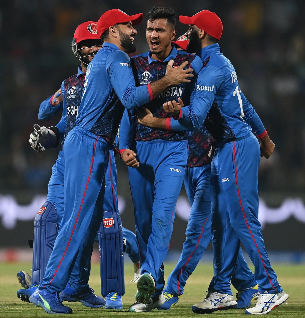 சொதப்பிய பேட்டிங்.. படுதோல்வியடைந்த இங்கிலாந்து.. நடப்பு சாம்பியனை வீழ்த்தி அசத்திய ஆப்கானிஸ்தான் !