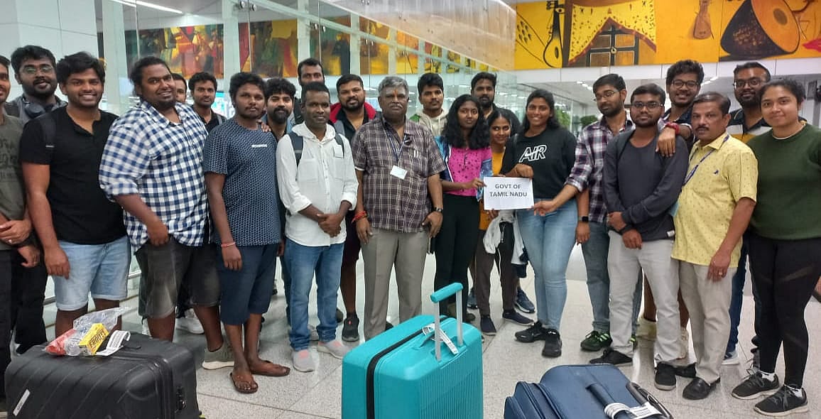 இஸ்ரேலில் இருந்து பத்திரமாக மீட்கப்பட்ட இந்தியர்கள் : தமிழகம் வந்தடைந்த தமிழர்களை வரவேற்ற தமிழ்நாடு அரசு!