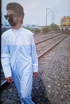 நண்பர்களுடன் ஊர்வலத்தை காண சென்ற சிறுவன்.. ரீல்ஸ் செய்த ஆசைப்பட்ட போது இரயில் மோதி பலியான சோகம் !