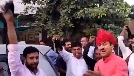 ராஜஸ்தான் தேர்தல் - ஆதரவு கேட்கவந்த பாஜக வேட்பாளர்: கருப்பு கொடி காட்டி அக்கட்சி தொண்டர்களே எதிர்ப்பு!