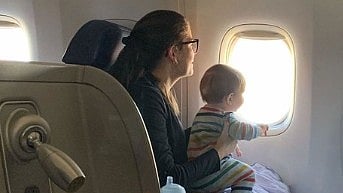 திடீர் மூச்சுத்திணறல்.. 30 அடி உயரத்தில் பறந்த விமானம் : 6 மாத குழந்தையின் உயிரை காப்பாற்றிய IAS அதிகாரி!