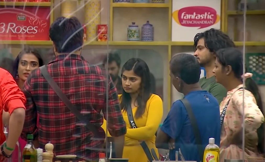 பிக்பாஸ் வீட்டிற்குள் புதிதாக 5 பேர் : முதல் நாளே பற்றி எரியும் பிக்பாஸ் வீடு... இவ்வளவு நடந்ததா?