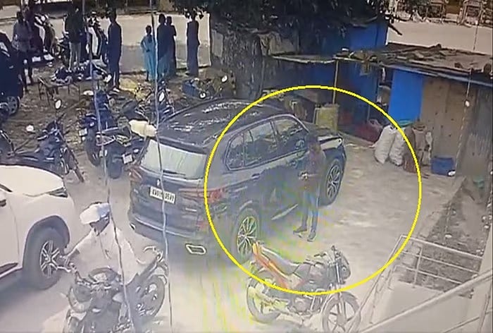 பட்டப்பகலில் கொள்ளை.. BMW கார் கண்ணாடியை உடைத்து உள்ளே பாய்ந்த இளைஞர் : காட்டிக்கொடுத்த CCTV !