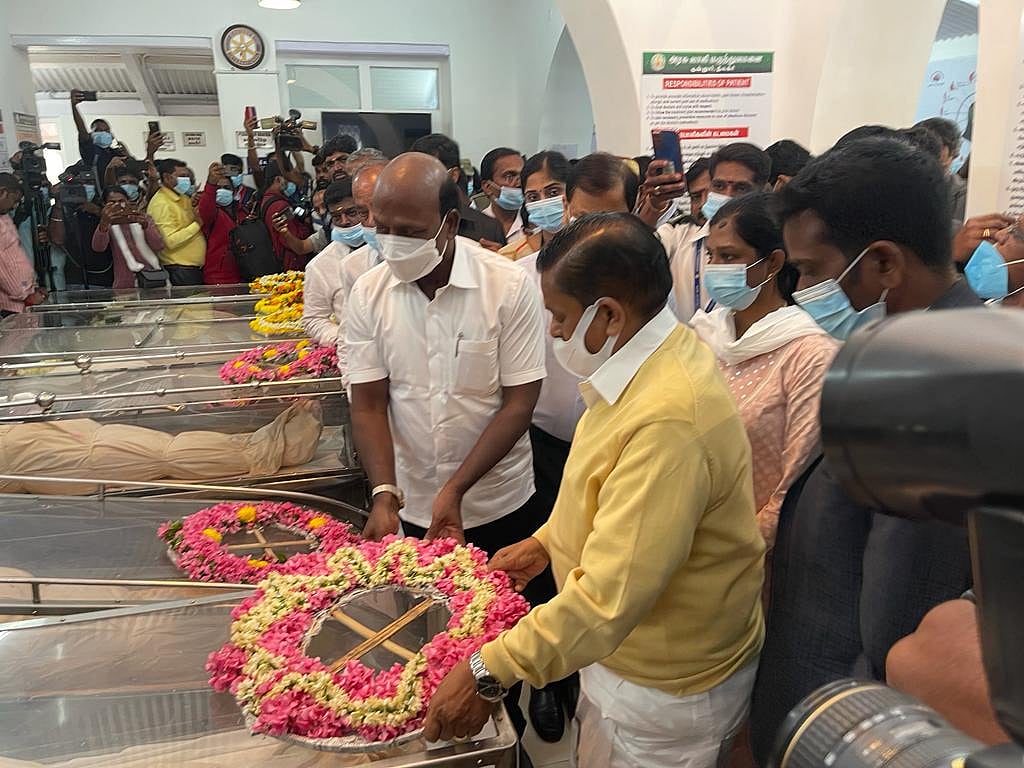 குன்னூர் கோர விபத்து : 50 அடி பள்ளத்தில் விழுந்து உயிரிழந்த 9 பேரின் உடலுக்கு அமைச்சர்கள் நேரில் அஞ்சலி !