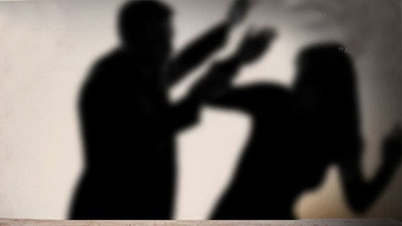 கடனை திரும்ப கொடுக்காத கணவர்: மனைவியை கடத்தி தாக்கிய கும்பல்- ரூ.7 ஆயிரத்துக்காக நடந்த அதிர்ச்சி சம்பவம்!