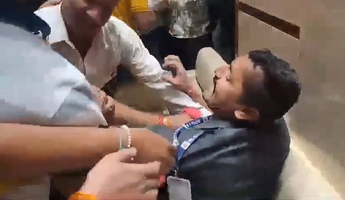 ம.பி தேர்தலில் MLA-களுக்கு மறுக்கப்பட்ட சீட்: ஆத்திரத்தில் அமைச்சரின் பாதுகாவலரை தாக்கிய பாஜக தொண்டர்கள்!