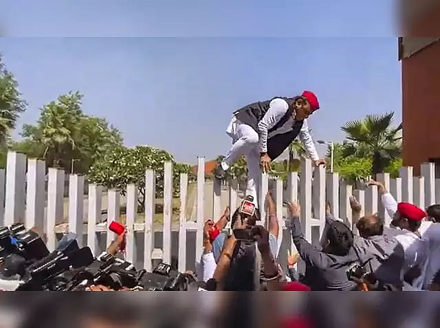 அனுமதி மறுத்த பாஜக அரசு: சுவர் ஏறிக் குதித்த உ.பி முன்னாள் முதல்வர் அகிலேஷ் யாதவ்.. நடந்தது என்ன ?