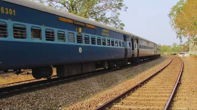 வன்கொடுமை செய்ய முயற்சி: தப்பி சென்ற சிறுமியை ரயிலில் தள்ளிவிட்ட கொடூரன்- துண்டிக்கப்பட்ட கை, கால்கள் !