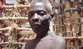 அரியவகை நோய் : 15 அடி உயர வேலி.. பெண்களால் 55 வருடமாக வீட்டுக்குள்ளே அடைந்து கிடக்கும் முதியவர் : காரணம்?