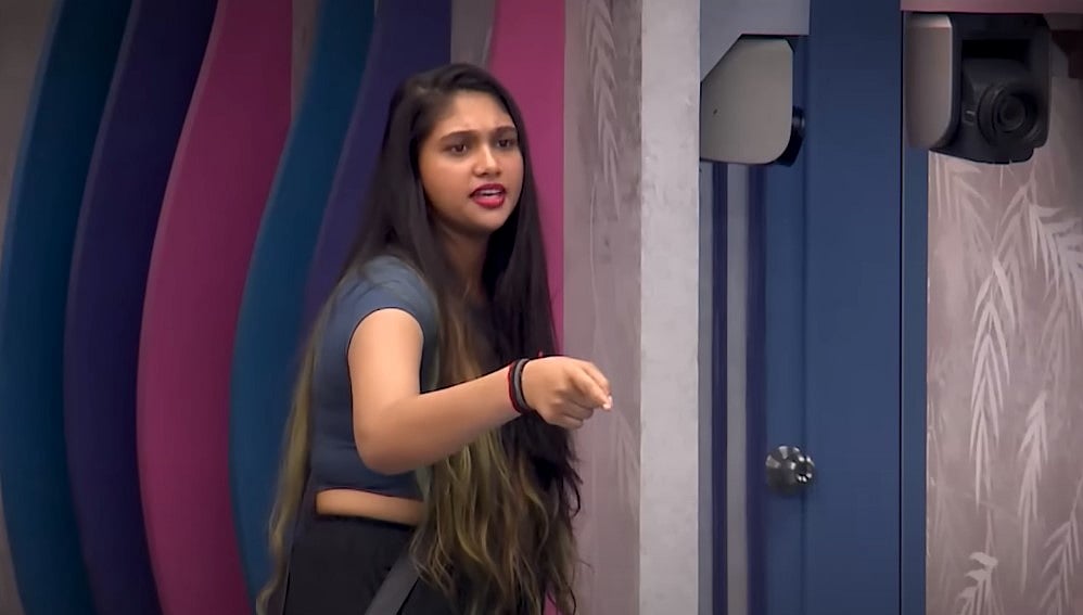BIGGBOSS வீடு : “படிப்பு முக்கியம் இல்லையா?..” - இணையத்தில் விவாதப் பொருளான கல்வி !