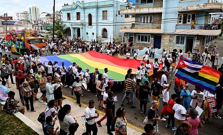 “நாங்கள் மீண்டும் வருவோம்..”: உச்சநீதிமன்றம் முன் மோதிரம் மாற்றிக்கொண்ட தன்பாலின ஜோடி - குவியும் வாழ்த்து