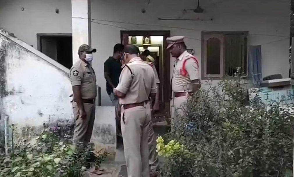 வீட்டிலிருந்து வந்த துர்நாற்றம்.. தாயின் ஓய்வூதியத்துக்காக மகன் செய்த கொடூரம்.. ஆந்திராவில் அதிர்ச்சி !