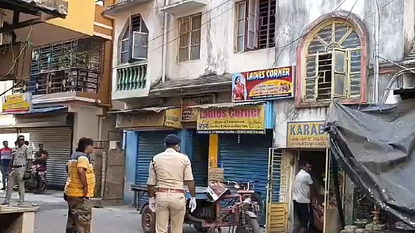 வீட்டில் துர்நாற்றம் - கதவை திறந்த போலிஸாருக்கு காத்திருந்த அதிர்ச்சி : விசாரணையில் வெளிவந்த பகீர் உண்மை!