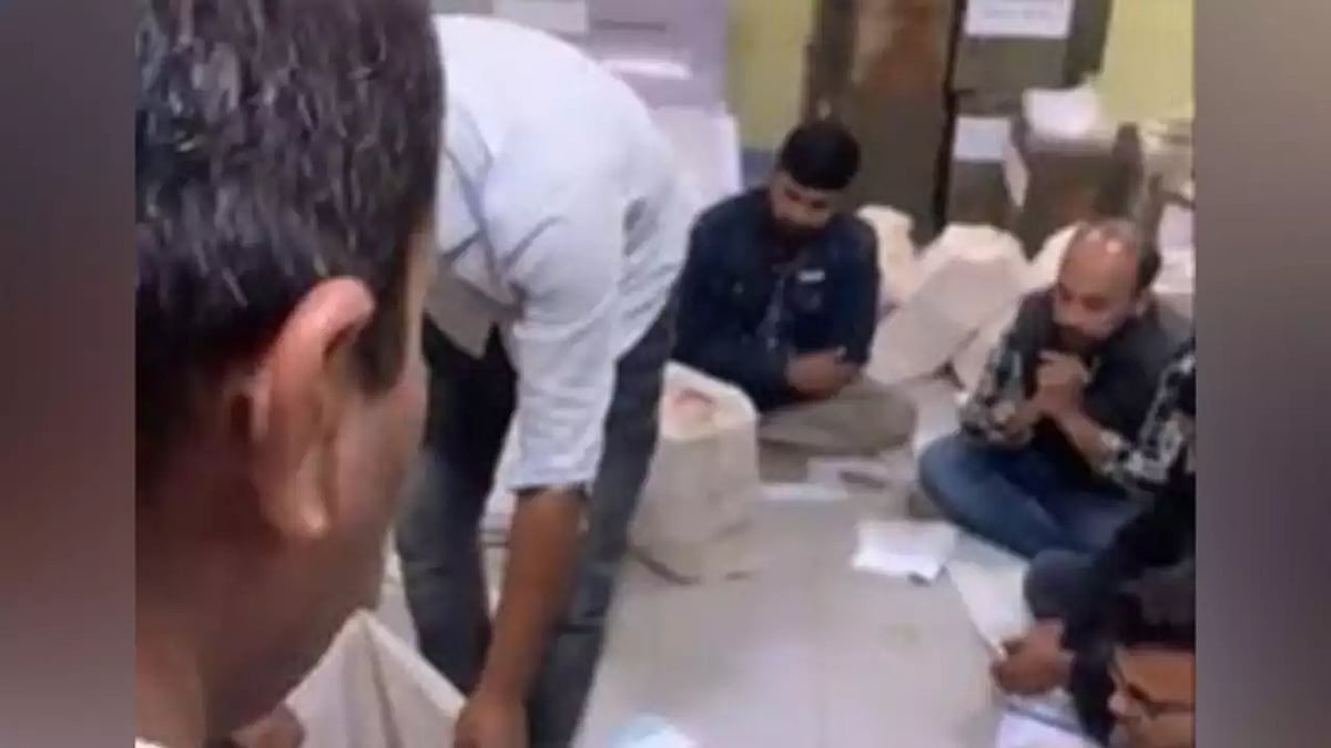 ம.பி தேர்தலில் தில்லுமுல்லு: ஓட்டு எண்ணிக்கைக்கு முன் தபால் ஓட்டு பெட்டியை திறந்த கலெக்டர்- காங். புகார்!