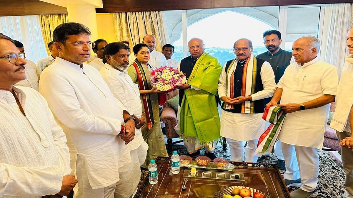 பாஜகவிலிருந்து விலகி காங்கிரஸ் கட்சியில் இணைந்தார் நடிகை விஜயசாந்தி : தெலங்கானாவில் கரைந்து வரும் பாஜக !