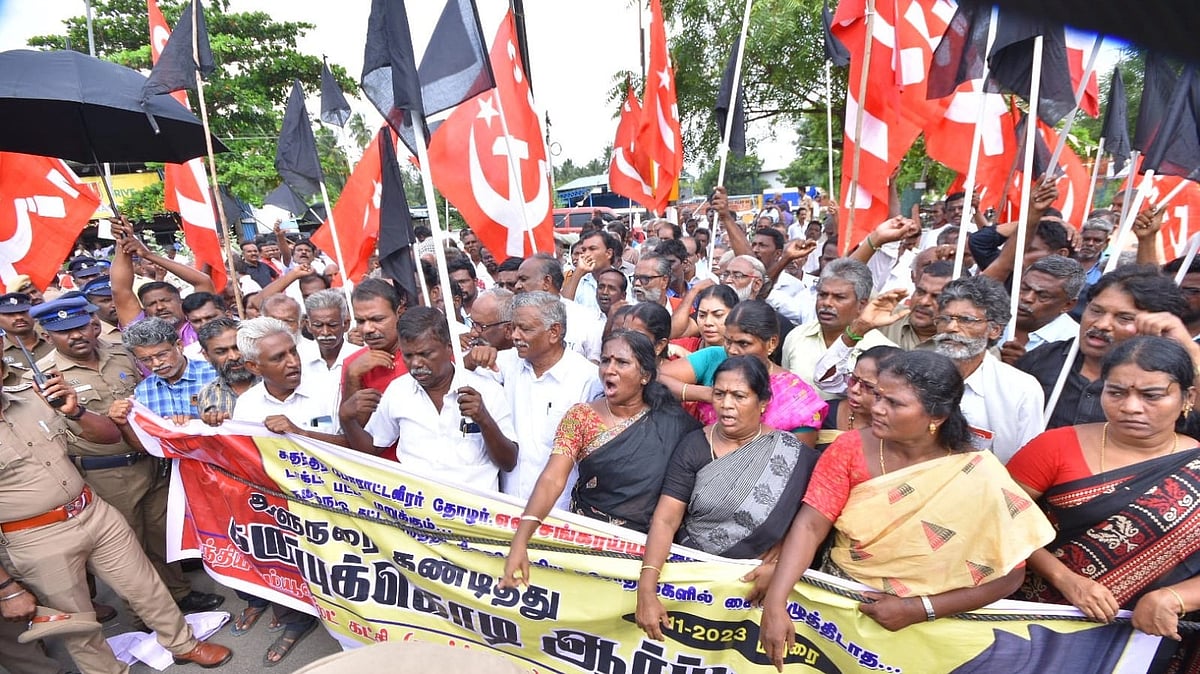 சங்கரய்யாவிற்கு டாக்டர் பட்டம் வழங்க மறுக்கும் ஆளுநர்: கருப்பு கொடி ஏந்தி போராட்டத்தில் ஈடுபட்ட சிபிஎம்!
