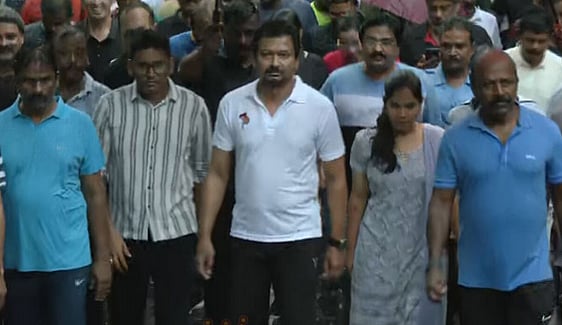 “நடப்­போம்; நலம் பெறு­வோம்” திட்டம் துவக்கம்: கொட்டும் மழையில் நடைபயிற்சி மேற்கொண்ட அமைச்சர் உதயநிதி !