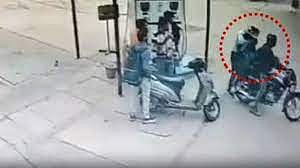 பைக்கில் வந்த மர்ம நபர்கள்... பெட்ரோல் பங்கில் பட்டப்பகலில் கடத்தல்... வேடிக்கை பார்த்த பொதுமக்கள் !