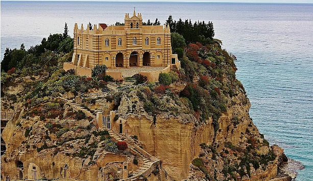 இந்த கிராமத்திற்கு நீங்கள் சென்றால் ரூ.25 லட்சம் வழங்கப்படும் : காரணம் என்னவென்று உங்களுக்கு தெரியுமா?