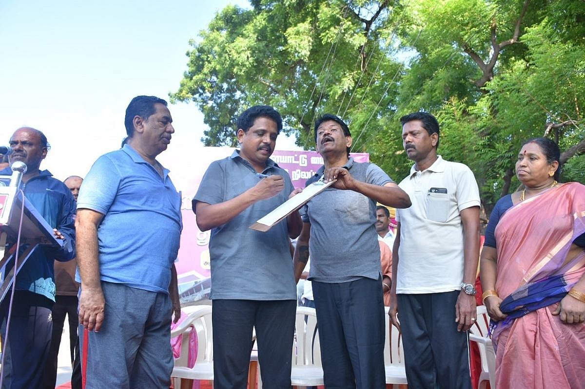 “போறபோக்கைப் பார்த்தால் நாட்டையே விற்றுவிடுவார்கள் போல...” - சாலமன் பாப்பையா கண்டனம் !