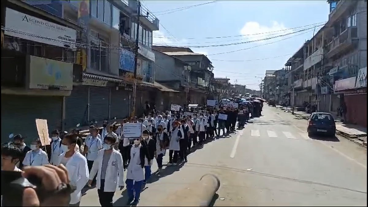 மாணவர்களின் படிப்பை தொடர ஏற்பாடுகள் செய்யவேண்டும் - ஒன்றிய, மாநில பாஜக அரசை கண்டித்து மணிப்பூரில் பேரணி !