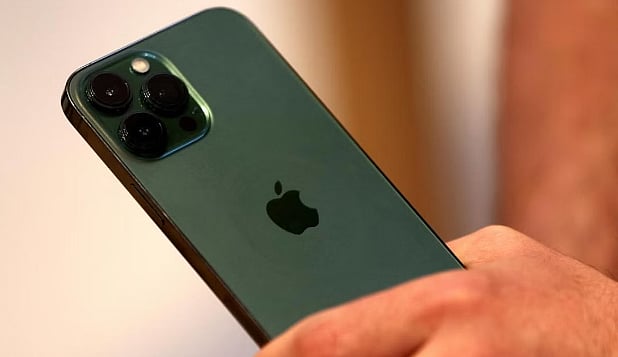 ஆசை ஆசையாக iphone ஆர்டர் செய்த இளைஞர் : பார்சலை திறந்த போது காத்திருந்த அதிர்ச்சி!