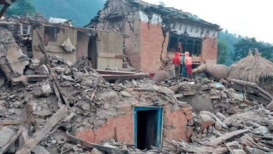 நிலநடுக்கத்தால் உருகுலைந்த நேபாளம் : கட்டட இடிபாடுகளில் சிக்கி 128 பேர் உயிரிழப்பு!