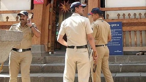 பிறந்த நாளுக்கு துபாய் அழைத்து செல்லாத ஆத்திரம்: கணவன் மூக்கில் குத்திய மனைவி - அடுத்து நடந்த அதிர்ச்சி!