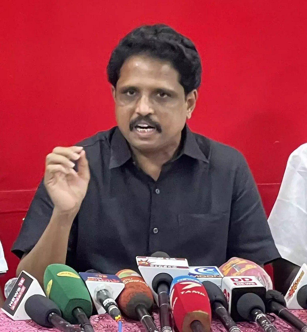 “பெருமையா பாராட்டுறீங்க சரி.. ஆனா கீழடி அகழாய்வை கைவிட்டது ஏன்?” - நிர்மலா சீதாராமனுக்கு சு.வெ கேள்வி !