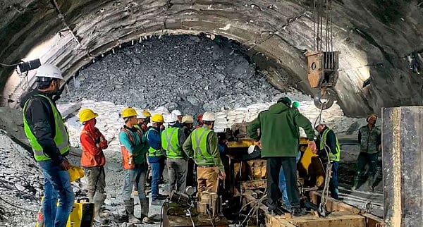 உத்தரகாண்ட் : 17 நாட்கள் போராட்டம்... சுரங்கத்துக்குள் இருந்து பத்திரமாக மீட்கப்பட்ட 41 தொழிலாளர்கள் !