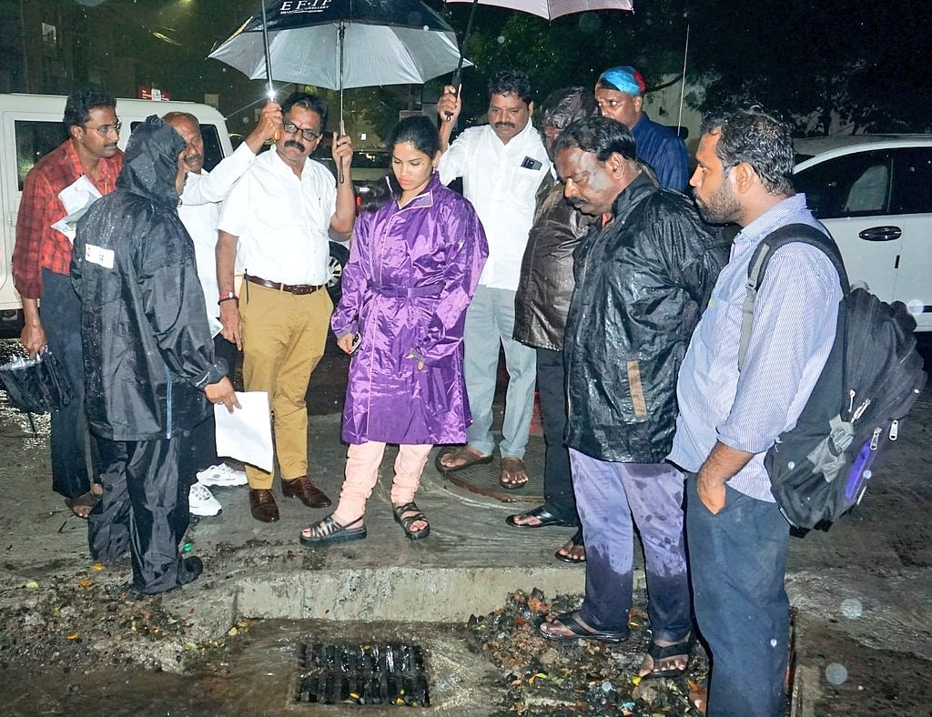 கனமழையிலும் சென்னையில் பாதிப்பில்லாமல் இயங்கும் போக்குவரத்து : அரசின் நடவடிக்கைக்கு பொதுமக்கள் பாராட்டு !