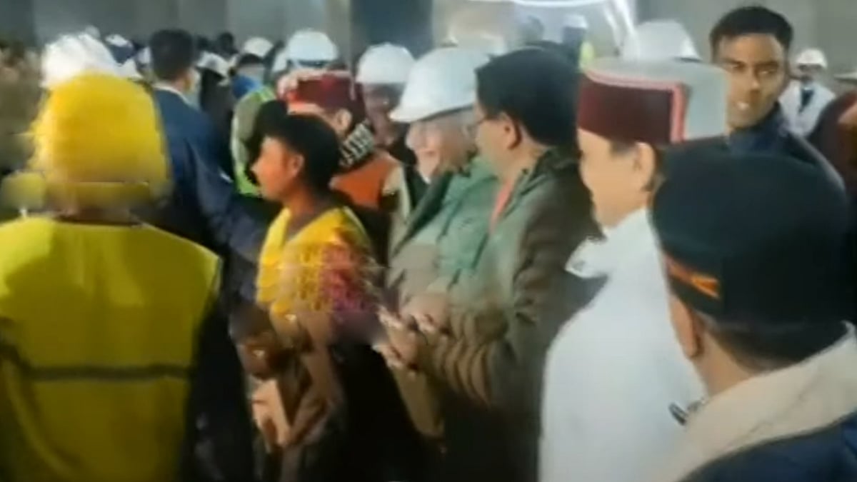 உத்தரகாண்ட் : 17 நாட்கள் போராட்டம்... சுரங்கத்துக்குள் இருந்து பத்திரமாக மீட்கப்பட்ட 41 தொழிலாளர்கள் !