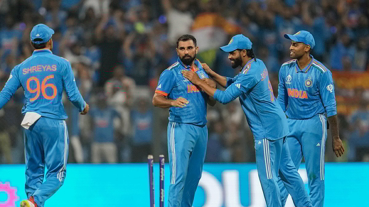 "அவர் பந்துவீச்சில் பேட்ஸ்மென்கள் அதிர்ந்து போகின்றனர்"-  மொஹம்மது ஷமியை பாராட்டும் முன்னாள் வீரர்கள் !