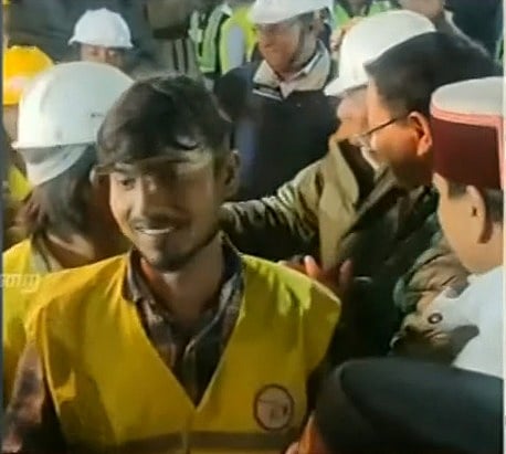 உத்தரகாண்ட் : 17 நாட்கள் போராட்டம்... சுரங்கத்துக்குள் இருந்து பத்திரமாக மீட்கப்பட்ட 41 தொழிலாளர்கள் !