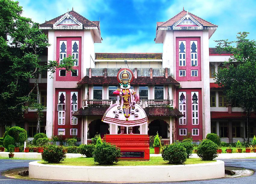 கேரள பல்கலையில் இசைக் கச்சேரி... கூட்ட நெரிசலில் சிக்கி 50 மாணவர்களுக்கு நேர்ந்த சோகம் !
