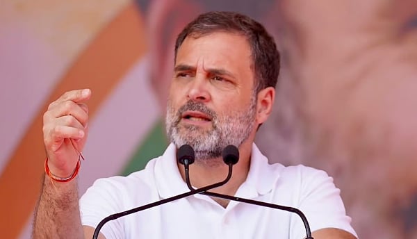 ”ரூ.1 லட்சம் மதிப்பில் ஒரு நாளைக்கு இரண்டு உடைகள் அணியும் மோடி” : கிண்டல் செய்த ராகுல் காந்தி!