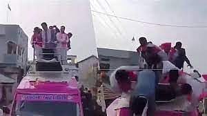 திடீரென பிரேக் பிடித்த ஓட்டுநர் : பிரச்சார வாகனத்தில் இருந்து கீழே விழுந்த தெலங்கானா முதல்வரின் மகன் !