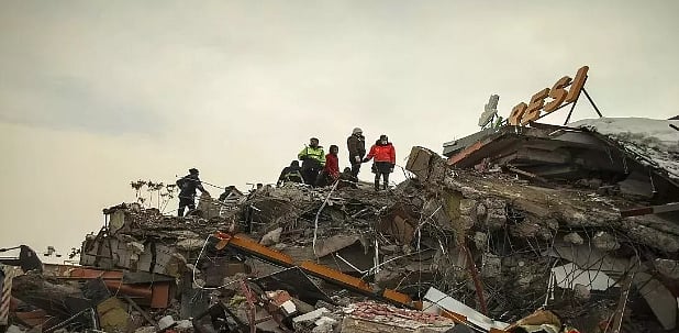 நிலநடுக்கத்தால் உருகுலைந்த நேபாளம் : கட்டட இடிபாடுகளில் சிக்கி 128 பேர் உயிரிழப்பு!