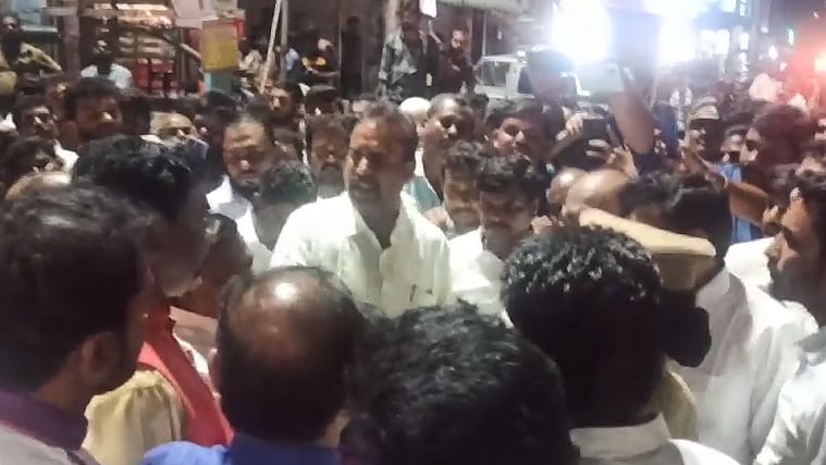 பொதுமக்களுக்கு இடையூறாக கட் அவுட் வைத்த அதிமுக: அகற்றச் சொன்ன காவல்துறையை மிரட்டி எஸ்.பி.வேலுமணி அராஜகம்!