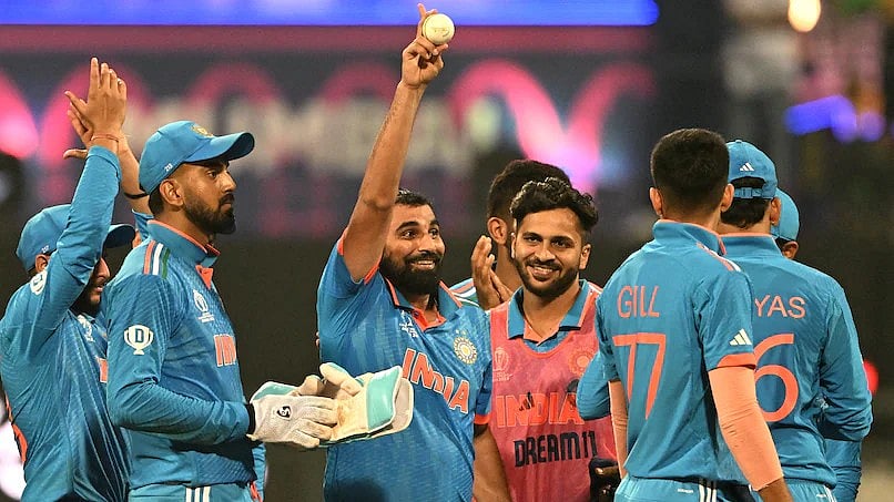 "அவர் பந்துவீச்சில் பேட்ஸ்மென்கள் அதிர்ந்து போகின்றனர்"-  மொஹம்மது ஷமியை பாராட்டும் முன்னாள் வீரர்கள் !