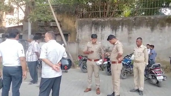 உலகக் கோப்பை இறுதிப்போட்டி - TV-யை ஆப் செய்த மகன் : தந்தை செய்த கொடூரச் செயல் - உ.பியில் பகீர்!