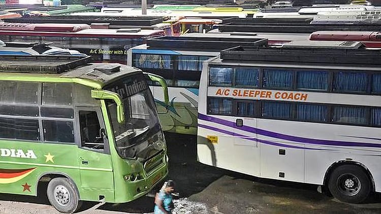 அதிக கட்டணம் வசூலித்த ஆம்னி பேருந்துகள்.. அதிரடி ஆக்ஷன் எடுத்த தமிழ்நாடு அரசு : ரூ.18 லட்சம் அபராதம் !