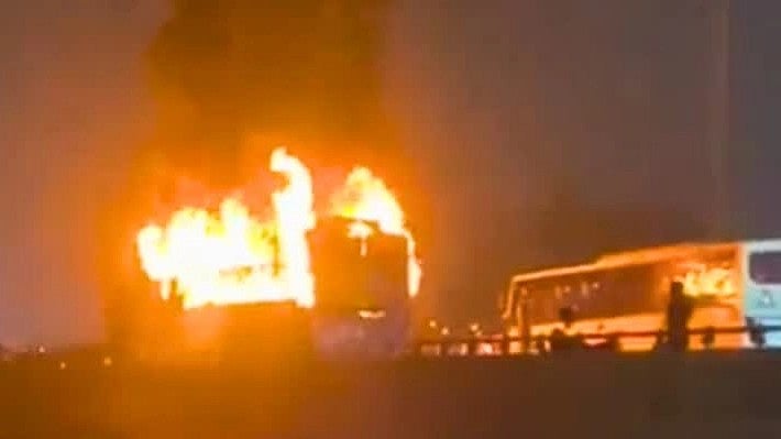 இரவில் நடந்த பயங்கரம் - தீப்பிடித்து எரிந்த சொகுசு பேருந்து : அலறிய பயணிகள் - 2 பேர் பலி!