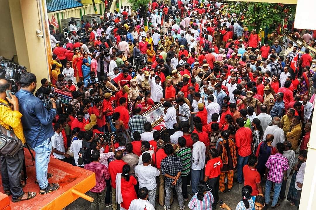 30 குண்டுகள் முழங்க அரசு மரியாதை : தகைசால் தமிழர் சங்கரய்யாவிற்கு பிரியா விடை கொடுத்த தமிழ்நாடு!